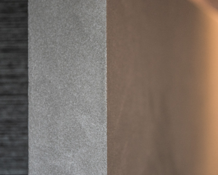 Haardwand combinatie behang-schildertechniek